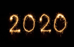 Горящие цифры 2020 на черном фоне 