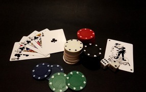 Фишки и карты для игры в покер на черном столе 