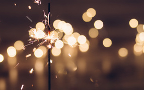 Зажженный бенгальский огонь крупным планом