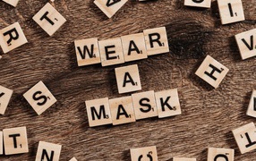 Кубики с буквами на английском языке на деревянном столе 