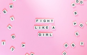Кубики с надписью Fight like a Girl на розовом фоне