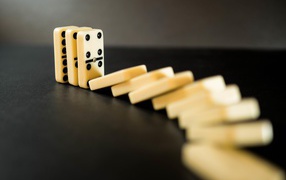 Кости для игры в домино на черном столе