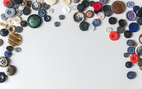 Разные пуговицы на сером фоне