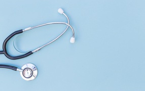 Фонендоскоп врача на голубом фоне