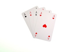 Четыре туза на белом фоне 