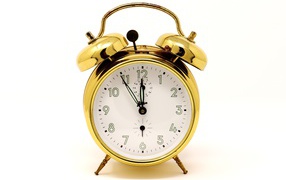 Золотой будильник на белом фоне 