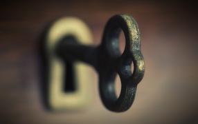 Большой железный ключ в замочной скважине 