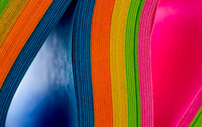 Много листов разноцветной офисной бумаги 