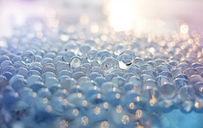 Много маленьких стеклянных шариков 