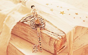 Старые книги с ключом на столе