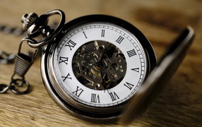Старые карманные часы на цепочке 