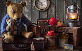 Старый медвежонок с игрушками на столе 