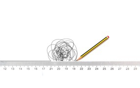 Карандашом рисуют на белой бумаге под линейку