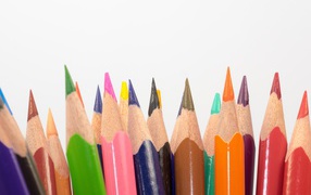 Острые разноцветные карандаши для рисования на белом фоне