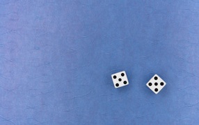 Две игральные кости на синем фоне