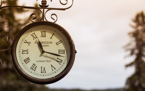 Старинные уличные часы показывают время 