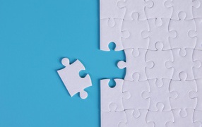 Белый пазл на голубом фоне