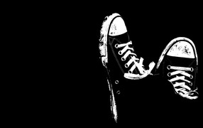 Белые кеды на черном фоне 