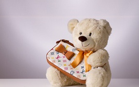 Белый плюшевый медведь с сумочкой