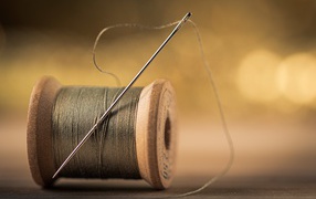 Деревянная катушка с нитками и иголкой 