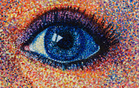 Нарисованный краской глаз девушки