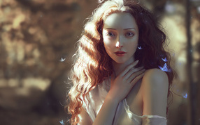 Фантастическая красивая девушка с неоновыми бабочками