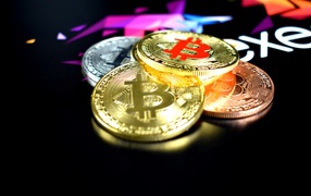 Монеты биткоин на черном столе 