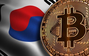 Золотая монета биткоин на фоне флага Кореи