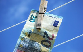 A twenty euro bill hanging on a rope