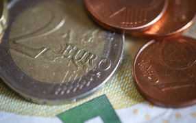 Монеты один и два евро на столе 