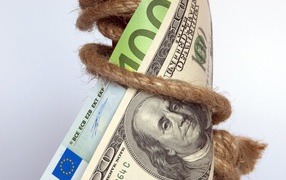 Бумажные купюры обмотаны веревкой 