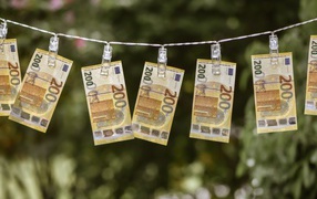 Банкноты по двести евро сохнут на веревке 