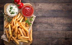 Аппетитный картофель фри на столе с соусом и кетчупом 