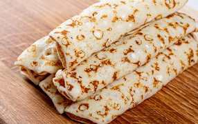 Аппетитные блины на деревянном столе 