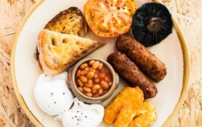 Запеченные овощи на тарелке с фасолью и гренками 