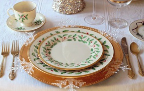 Красивая посуда и столовые приборы на столе 