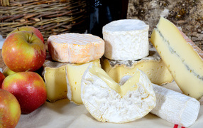 Сыр с плесенью на столе с яблоками