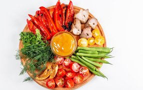 Доска с овощами, зеленью и мясом