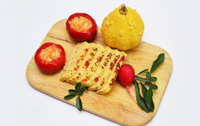 Сыр с овощами на разделочной доске на белом фоне