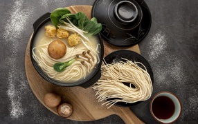 Китайская лапша с грибами и зеленью 