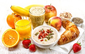 Вкусный завтрак с фруктами на столе 