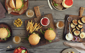 Вкусная сытная еда из фаст фуда на столе 