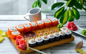 Вкусные суши и роллы на столе с имбирем