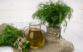Свежий укроп на столе с оливковым маслом 