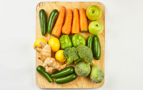 Свежие овощи и фрукты на разделочной доске
