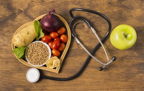 Свежие овощи и зерна пшеницы на столе фонендоскопом