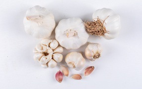 Чеснок на белом фоне крупным планом 