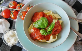 Italian dish of tortellini with sauce and basil