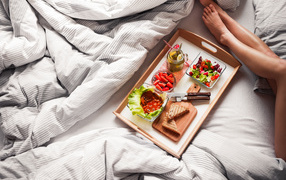 Легкий завтрак в постель для любимой девушки 