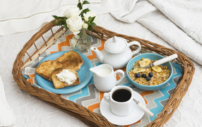 Легкий завтрак на подносе в постель для любимой 